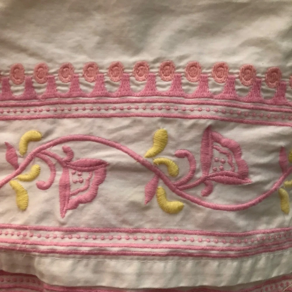 Serena & Lily queen bedskirt floral embroidery 100% cotton tiny flaw pink yellow - Picture 2 of 6